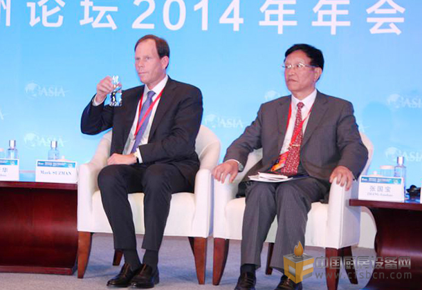 盖茨基金会总裁 Mark Suzman（左一）中国国家能源委员会专家咨询委员会主任张国宝