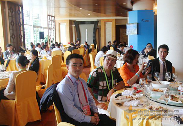 中国厨房设备网副总经理于凤海（左一）在博鳌亚洲论坛美国经济 2014 午餐会议现场