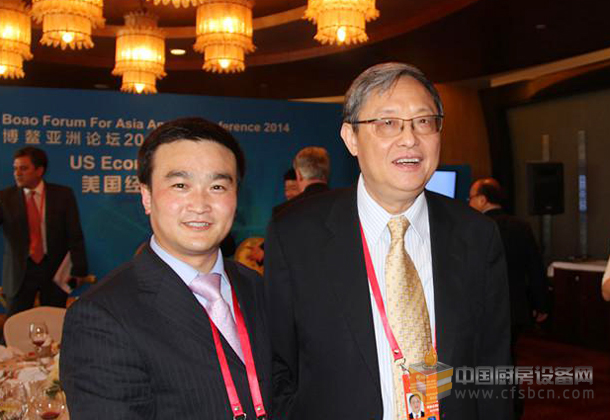 中国厨房设备网副总经理于凤海（左一）与博鳌亚洲论坛秘书长周文重（右一）合影留念