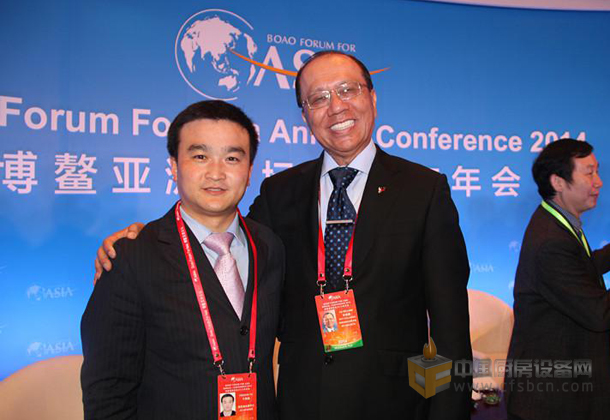 中国厨房设备网副总经理于凤海（左一）菲律宾国际科技学院主席许经旋（左二）