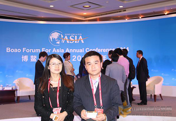中国厨房设备网副总经理于凤海（右一）上海道卓投资管理有限公司总经理黄娜（右二）