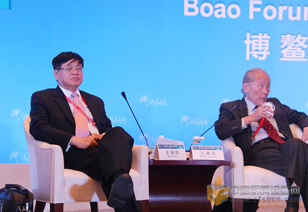 主持人： 北大国际战略研究院院长王缉思（左一）新加坡国立大学东 亚研究所主席王赓武（右一）