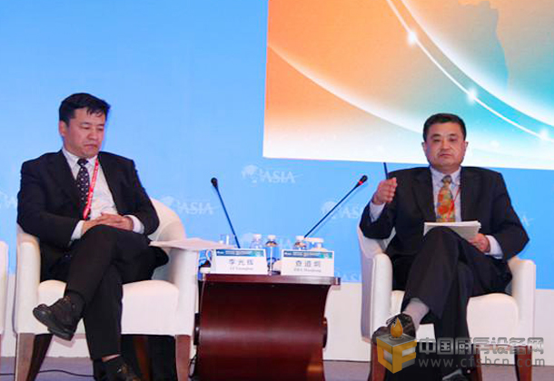 商务部国际贸易经济合作研究院副院长李光辉（左一）北京大学国际关系学院教授查道炯