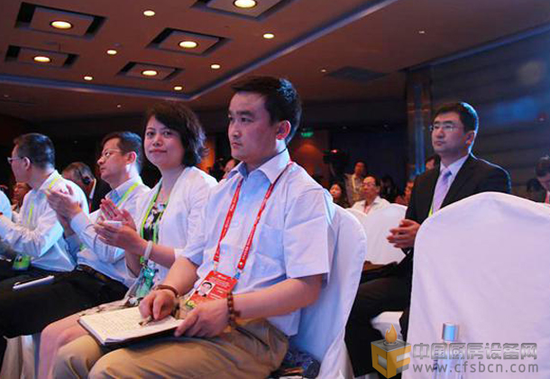 中国厨房设备网副总经理于凤海（右一） 民生加银资产管理有限公司项目负责人邓黎阳（右二）在会议现场