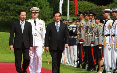 韩国总统李明博举行隆重仪式欢迎胡锦涛主席访韩