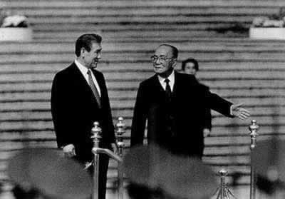 杨尚昆在北京人民大会堂东门外广场主持仪式，欢迎韩国总统卢泰愚访华