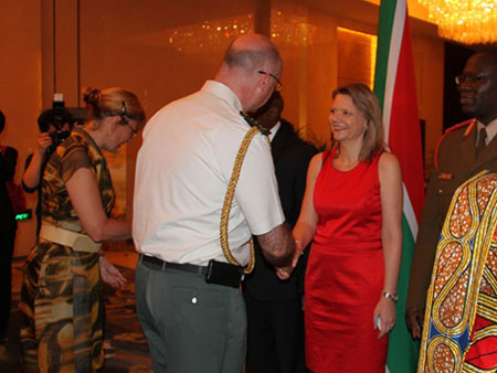 南非驻华大使兰加博士在19周年国庆招待会接待参会嘉宾
